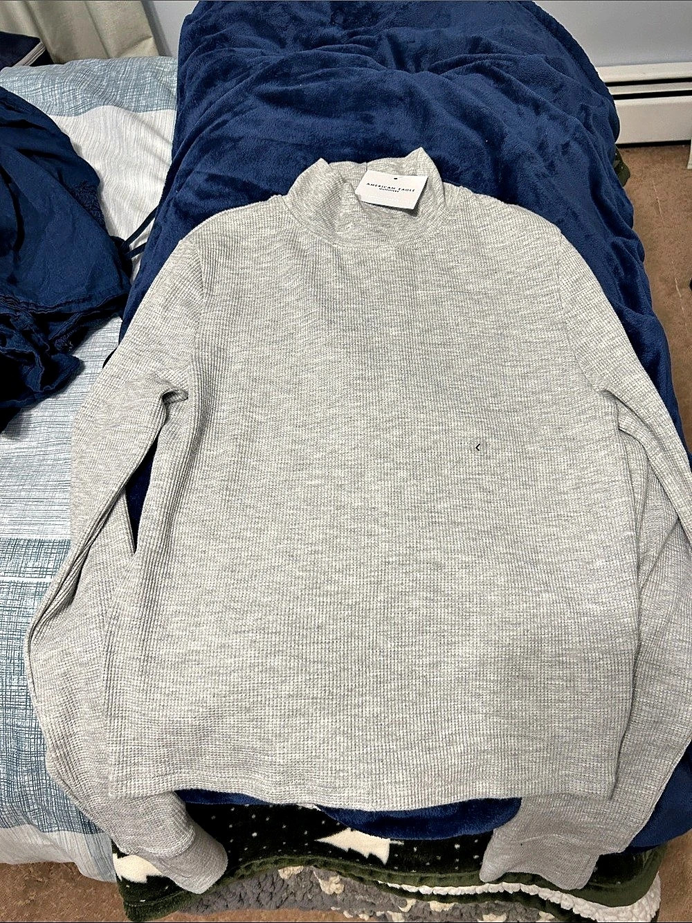 American Eagle Crewneck shirt Gray Large NWT